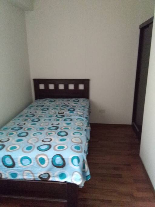 habitacion chica cama, ropero el baño esta afuera