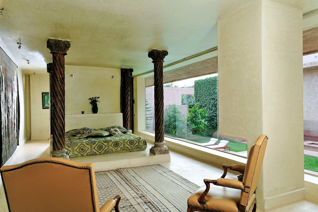 Suite Indienne avec vue piscine et balcon.