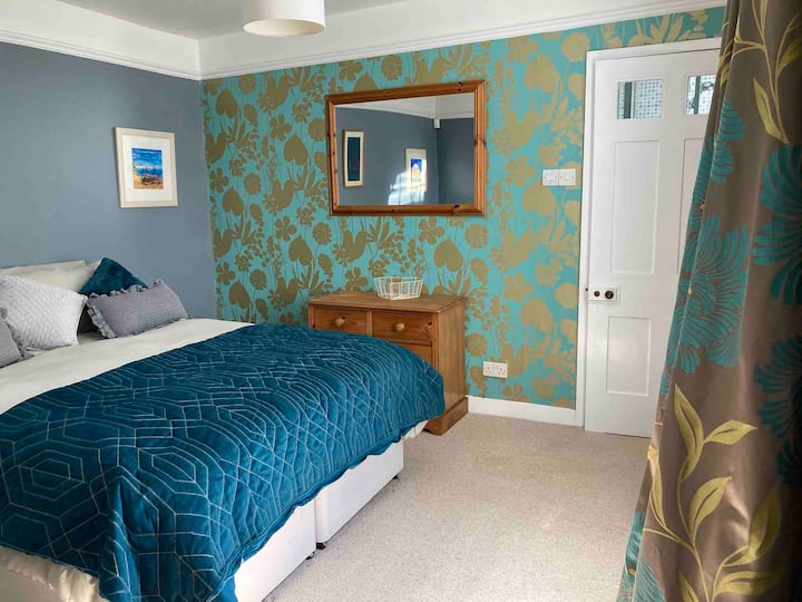 ห้องนอน 4 พร้อมเตียงคิงไซส์และห้องน้ำในตัว