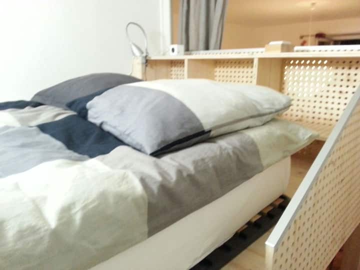 Dvojlôžko, 140 cm. Pevný matrac s podložkou z pamäťovej peny 