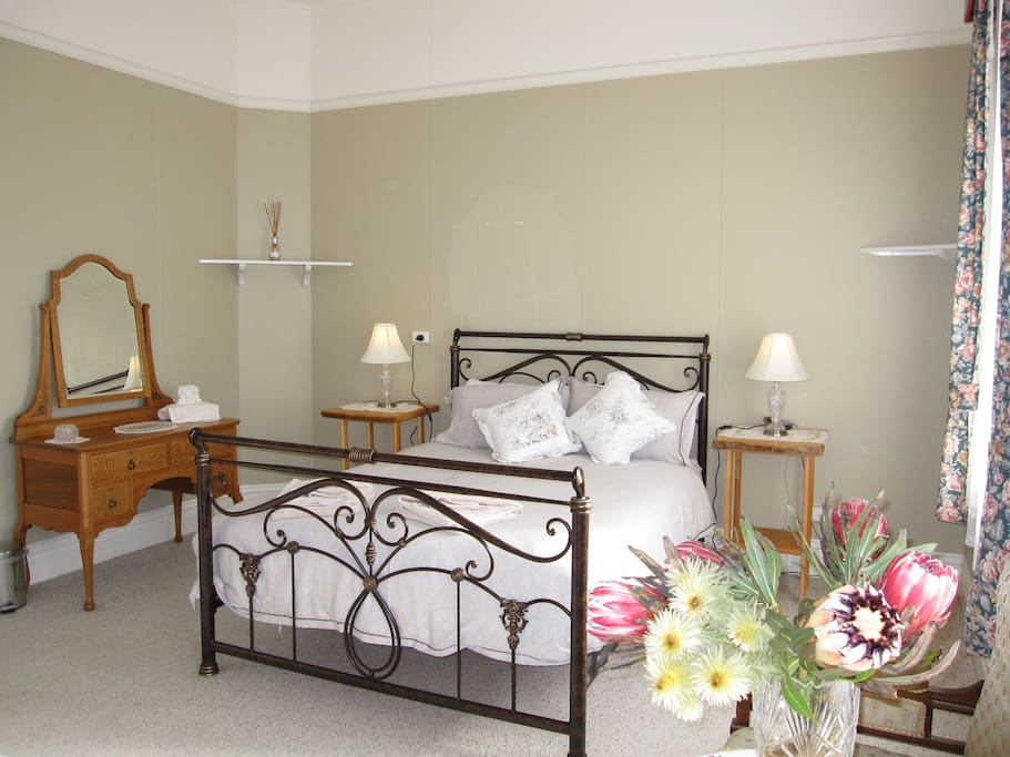 Main Bedroom - 1 Queen Bed
