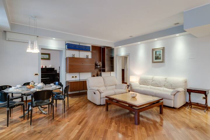 TREVI FOUNTAIN 3 BEDROOM PRESTIGIOUS HOME. gallery image 5