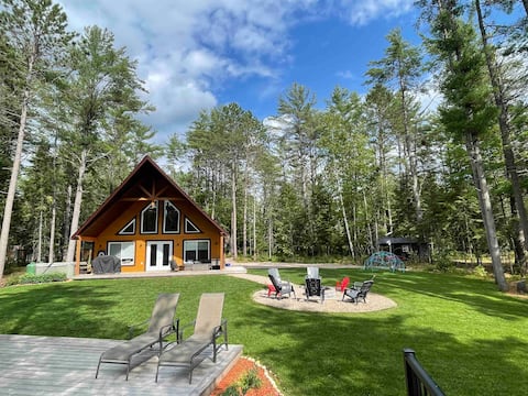 The Chutes Chalet-4 Season River Front/Hot tub