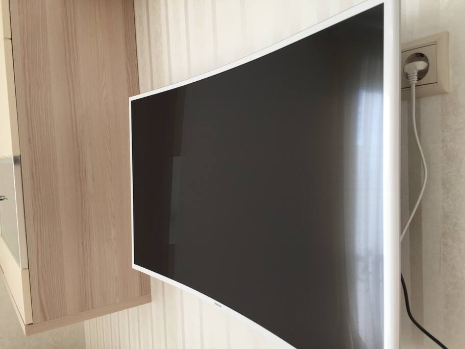 Изогнутый смарт Tv