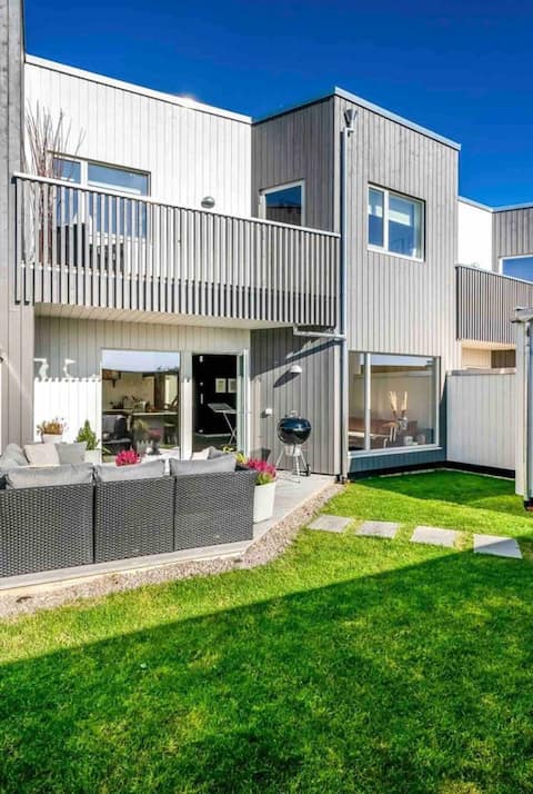 Large modern townhouse with free parking