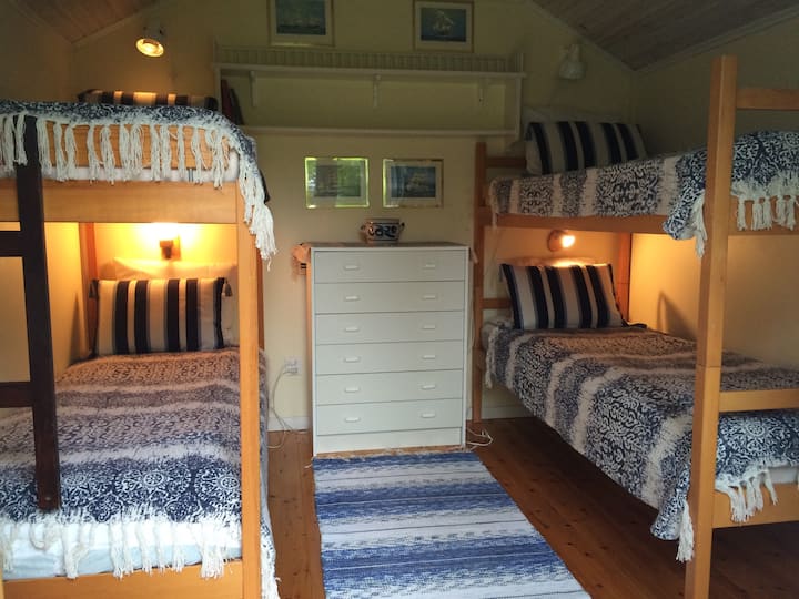 Стая за гости в самостоятелна ваканционна къща с две двуетажни легла. 