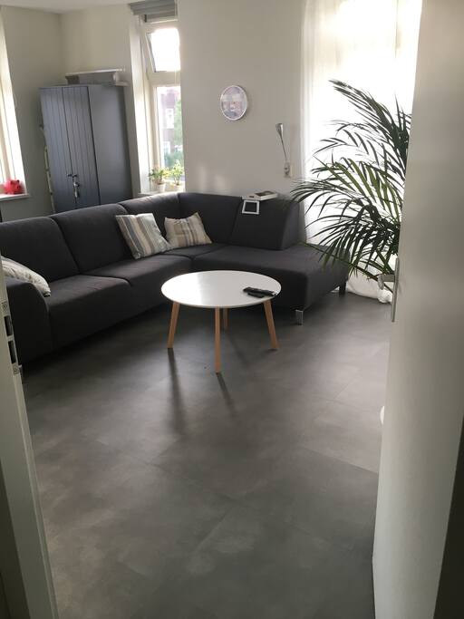 Woonkamer bij binnenkomst