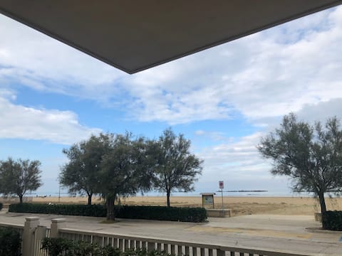 Annuncio Airbnb popolare: Bright Beachfront Apartment a Senigallia