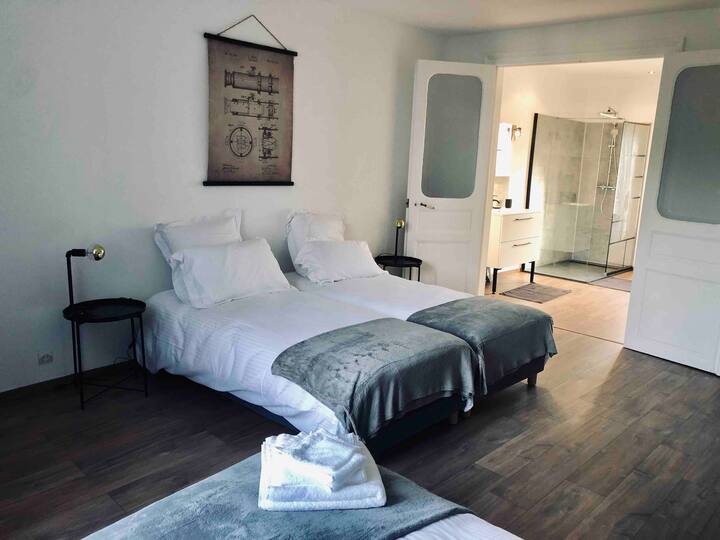 "L' Ardoisière" סוויטה ראשית עם חדר אמבטיה צמוד. 3 מיטות 90/200 כולל 2 שיכולות ליצור קינגסייז. 