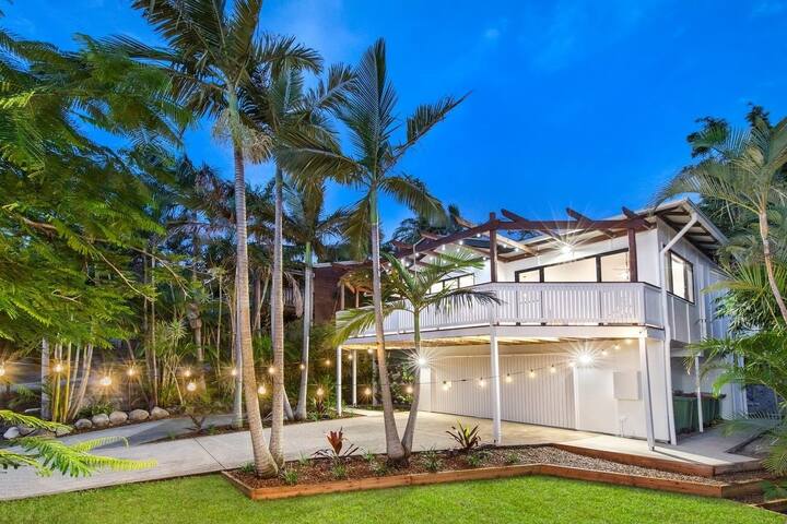 “LUXE” – Noosa Hill Home – Heated Pool