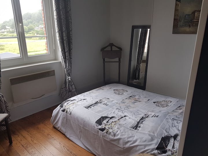 ห้องนอนพร้อมเตียงคู่วิวสวยของหุบเขา Durdent