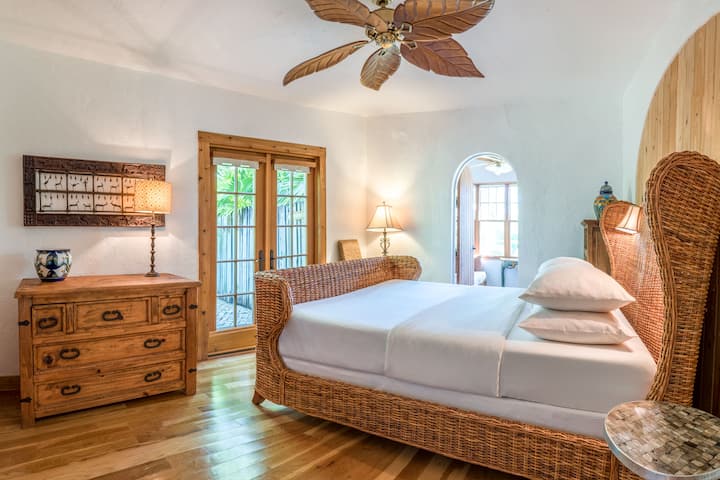 Спална соба со брачен кревет 