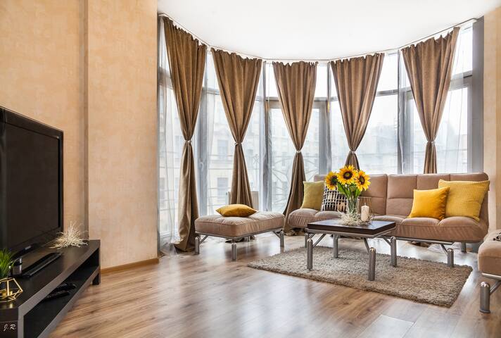 Bright, sunny apt, Vosstaniya Square