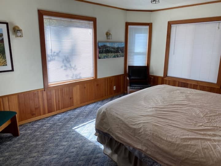 楼下宽敞的卧室配有加大双人床，床非常好。