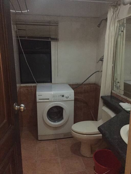 Private bathroom + washing machine for guests