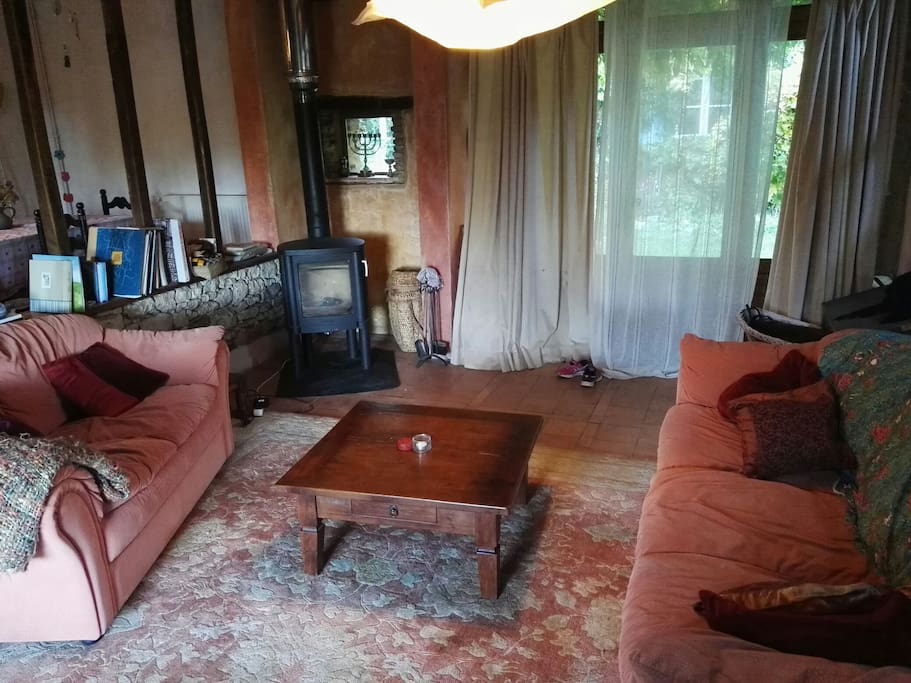 Poêle Handol très performant. bois de chauffage à prévoir ou à acheter sur place. La maison est également équipée d'un chauffage central au gaz.