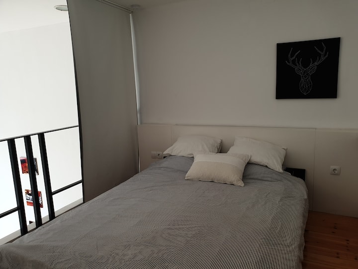 غرفة النوم الثانية في المعرض (مع إمكانية الوصول من أمام غرفة المعيشة)