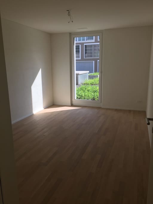 Das Zimmer ohne Möbel mit Blick in den Garten