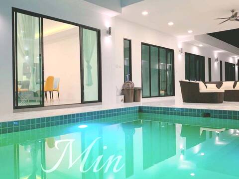 Six-bedroom villa in Pattaya, each room has its own bathroom, barbecue, swimming pool and fish pool.
