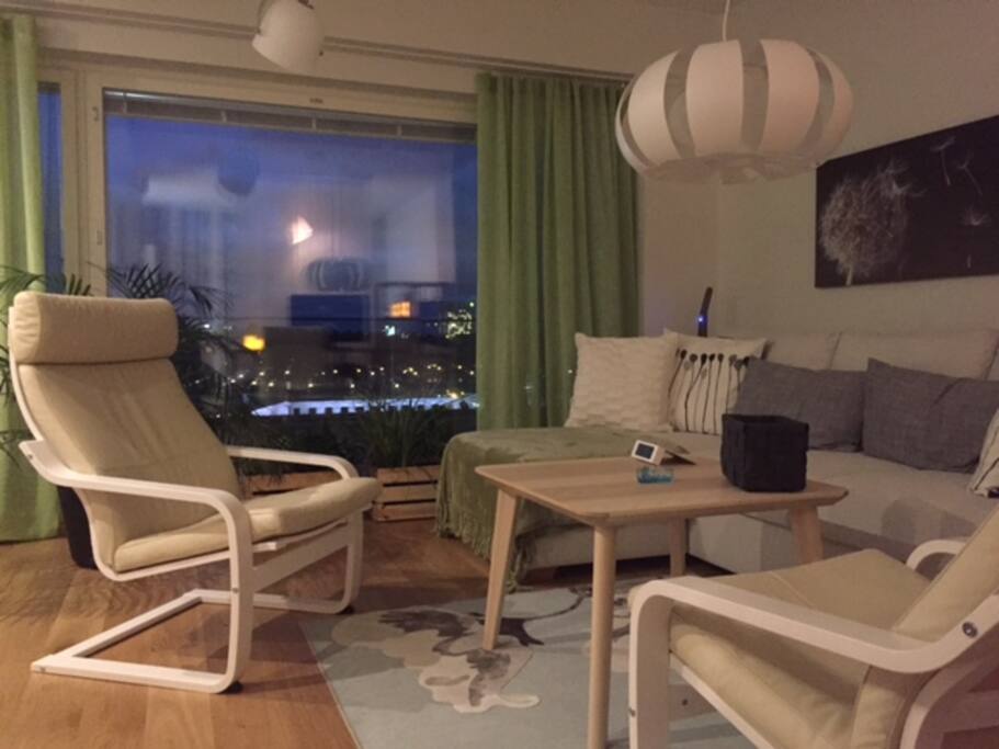 Olohuoneesta avarat panorama-näkymät Tapiolan vehreälle aukiolle ja Otsolahden venesatamaan. Asunto on kävelytasolla joten satunnaisesti ohi kulkee rauhallisen Kirjokannen muita asukkaita ja haluamaansa yksityisyyttä voi säädellä sälekaihtimilla.
