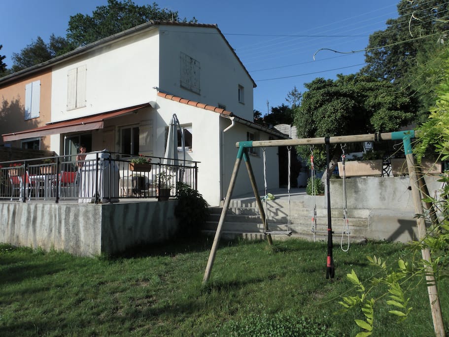 La maison vue du jardin