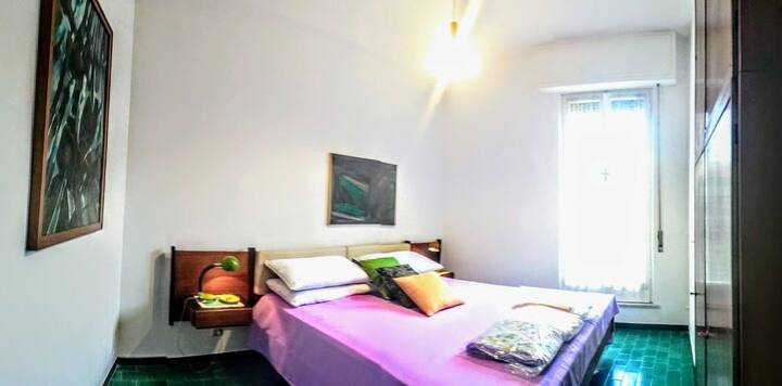 Chambre 1 : lit double double, grande fenêtre. 