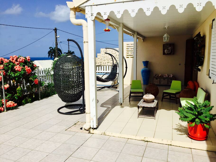 Petite terrasse en retrait avec coin repos