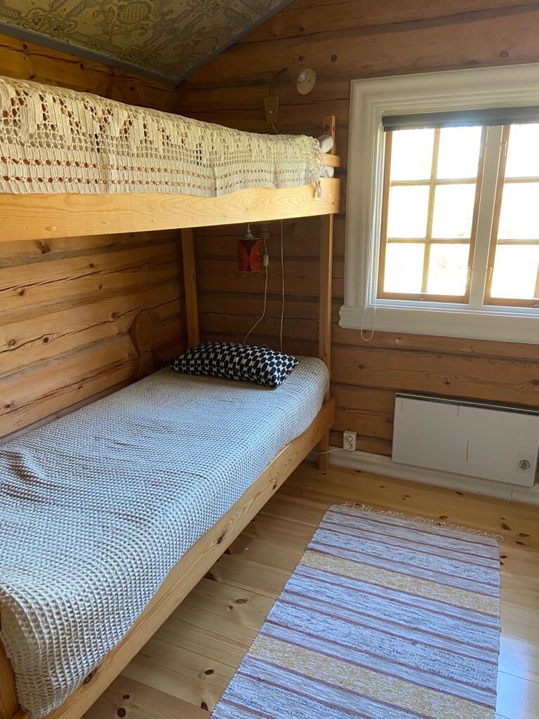 Chambre 2 dans le grand chalet avec lit superposé et armoire.