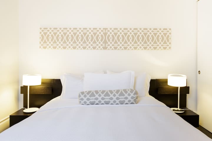 Walk to the French Quarter from Financial District Apartment