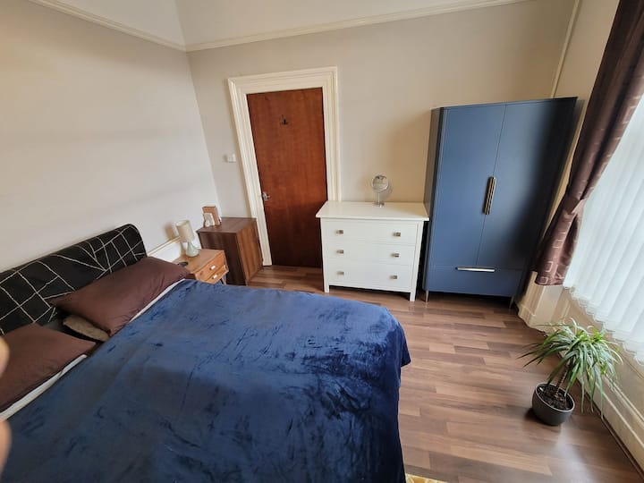 Comfy double room near centre Apartments for Rent in Merseyside