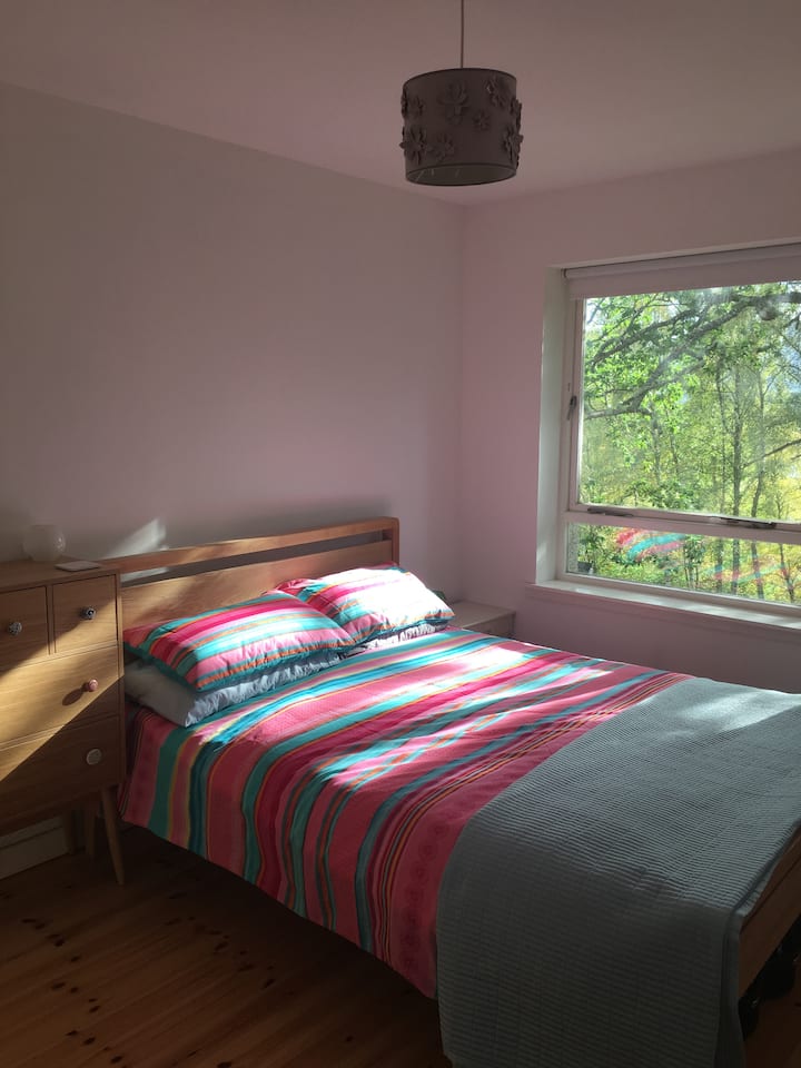 Hlavná spálňa s manželskou posteľou Kingsize.