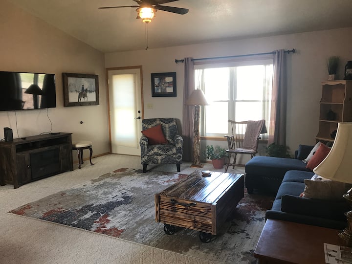 Step Back In Time-in Style W/hot Tub, W/d, Wi-fi - Pueblo West, CO