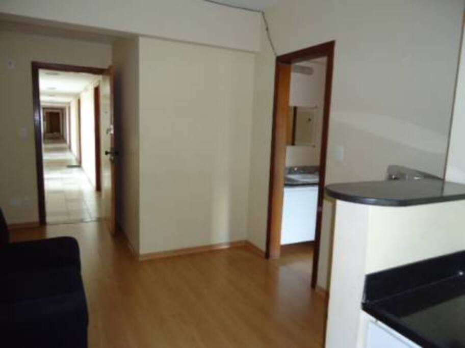 Parte da Cozinha Americana, Sala, porta para o corredor aberta