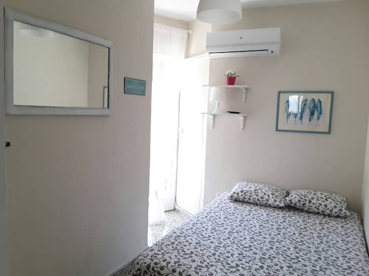 חדר שינה ראשון עם מיטה זוגית 