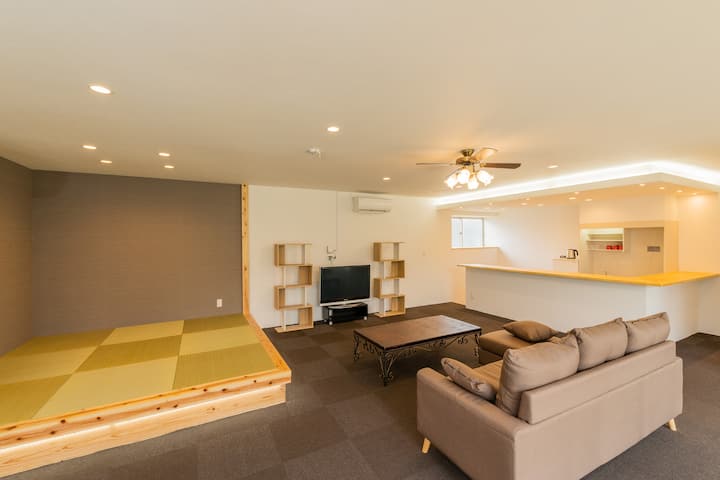 בבקשה תיהנו משהותכם בסלון המרווח.♪