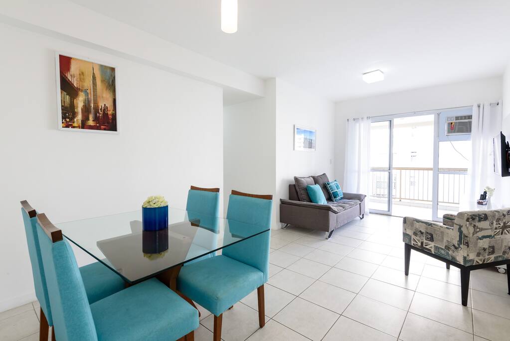 Sala de jantar com mesa e quatro cadeiras