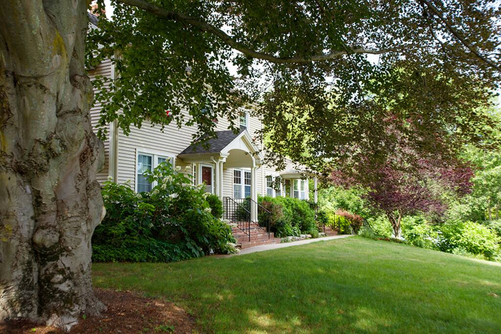 Lovely grounds & ideal location.