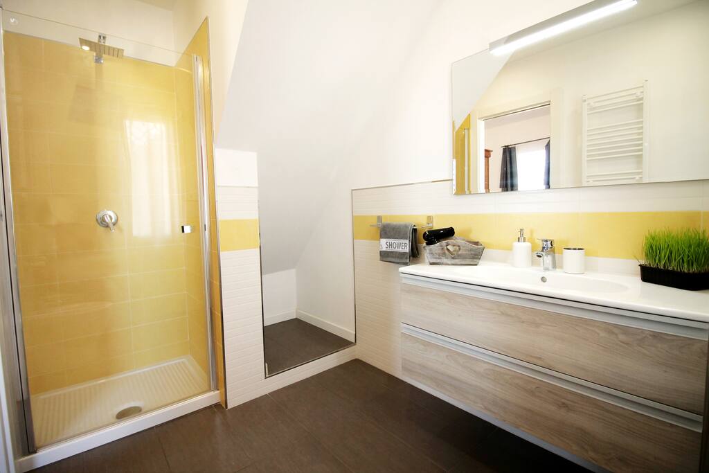 The spacious ensuite bathroom