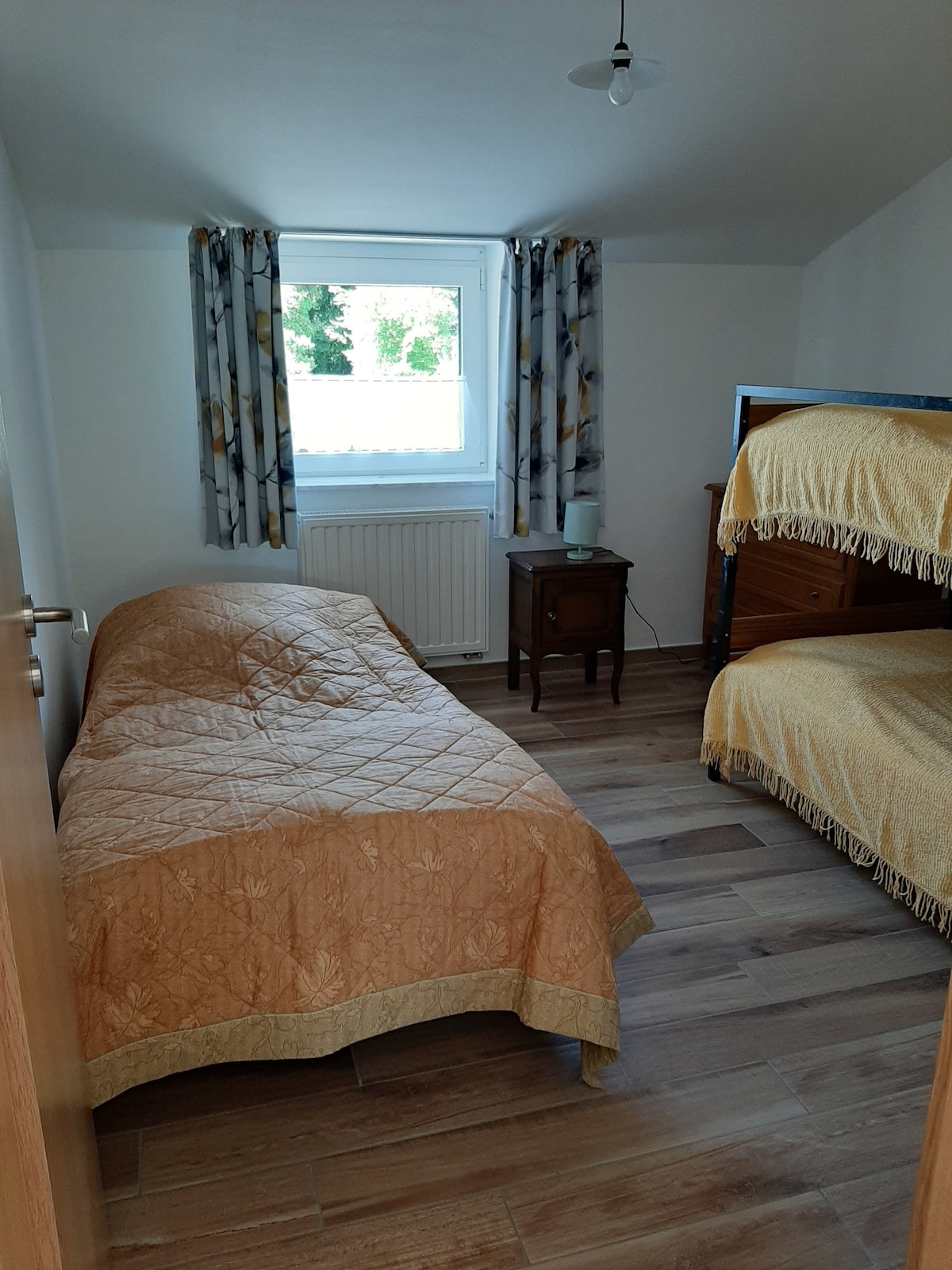 Dhoma e gjumit 1, flenë 3 persona. Krevate marinari dhe një krevat tek 