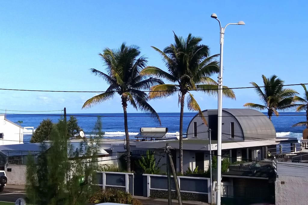 Vue sur mer depuis la fenêtre du salon