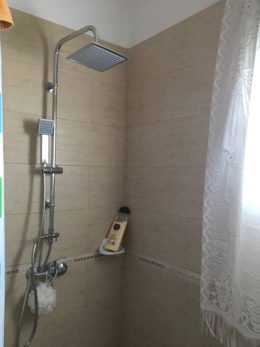 El baño dispone de una ducha amplia y muy cómoda.