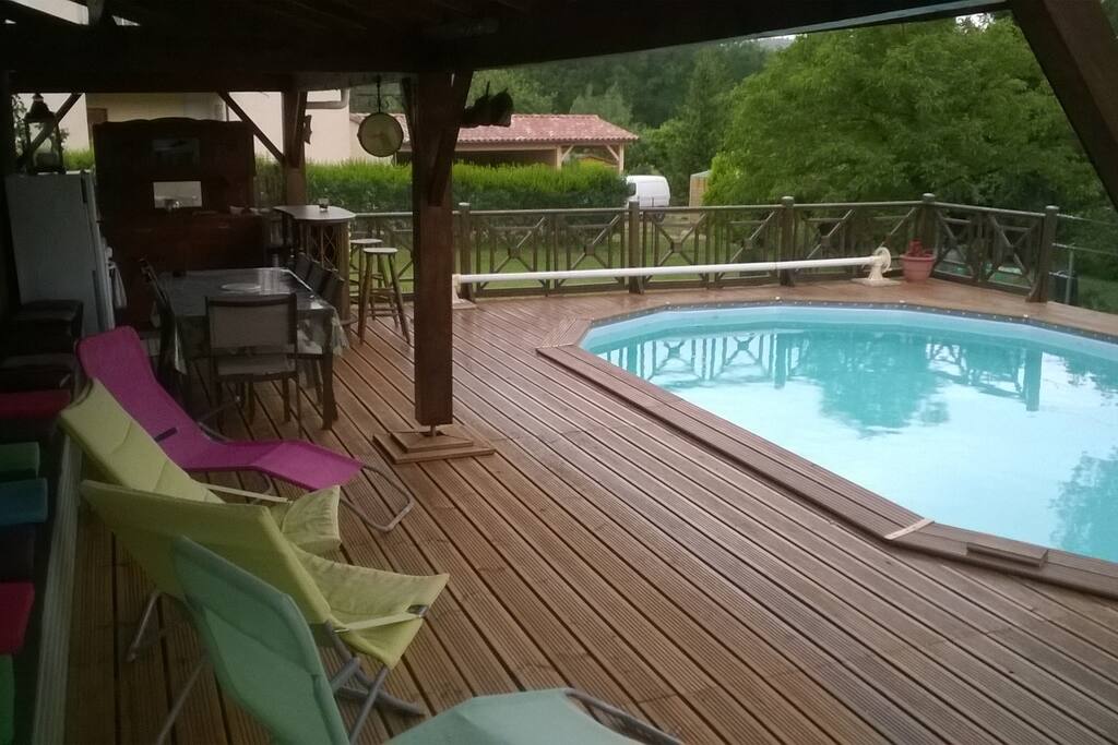 Terrasse couverte avec cuisine d'été et piscine