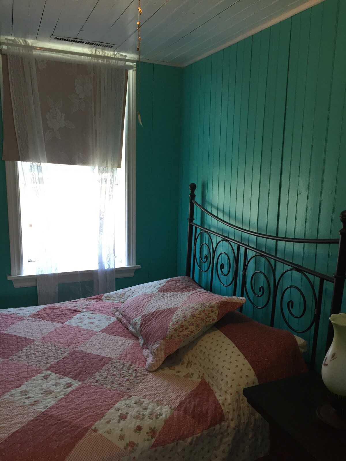 Chumba cha kulala cha kijani na kitanda cha watu wawili