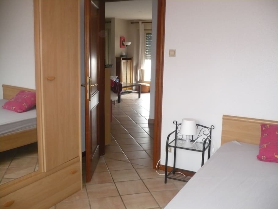 Une grande chambre bien équipée: lit 2 places et une immense armoire pour y mettre toutes ses affaires!!!