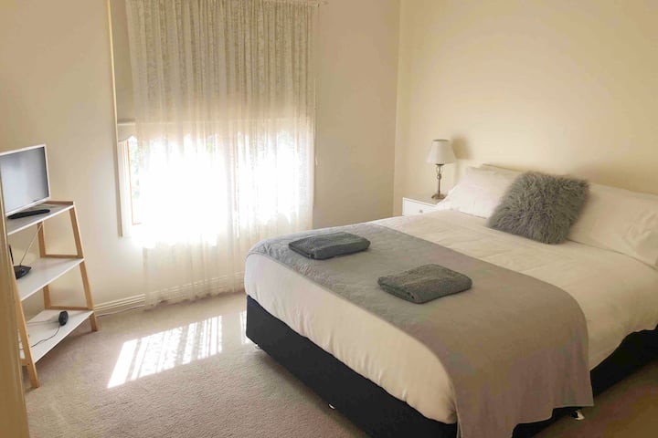 Cama tamaño queen con TV y DVD 
jugador.
Gran vestidor.