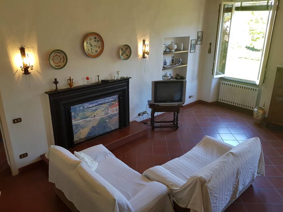L'ampio e luminoso salone