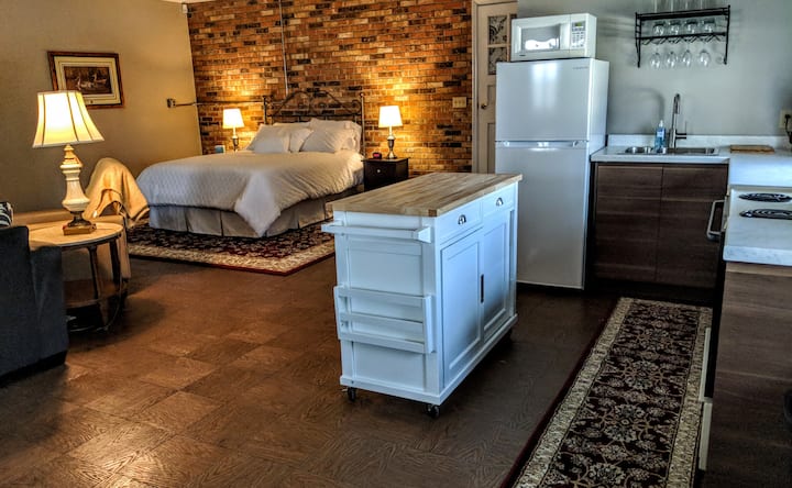 Kuzhinë me krevat në sfond