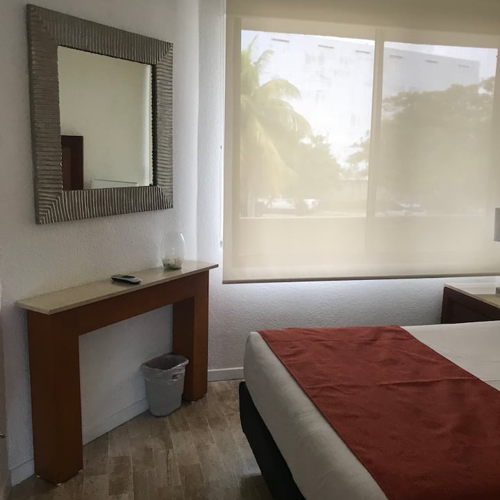 卧室2 ，配有双人床。