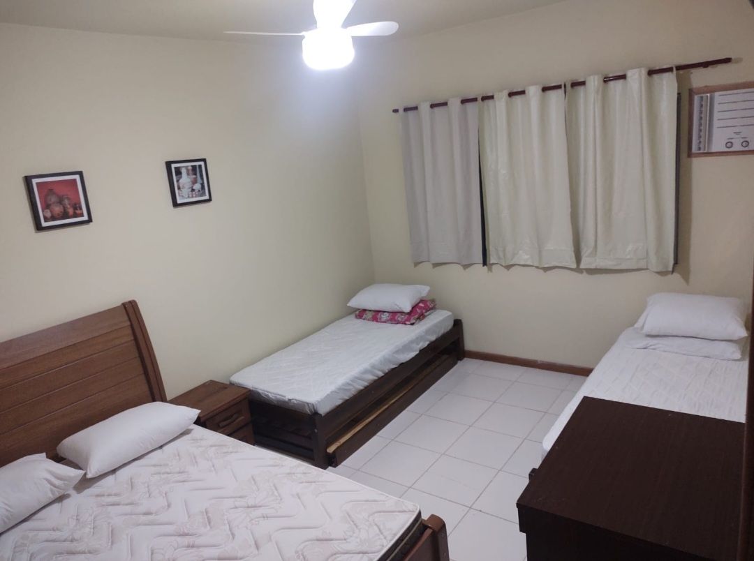 Dhomë në të majtë.