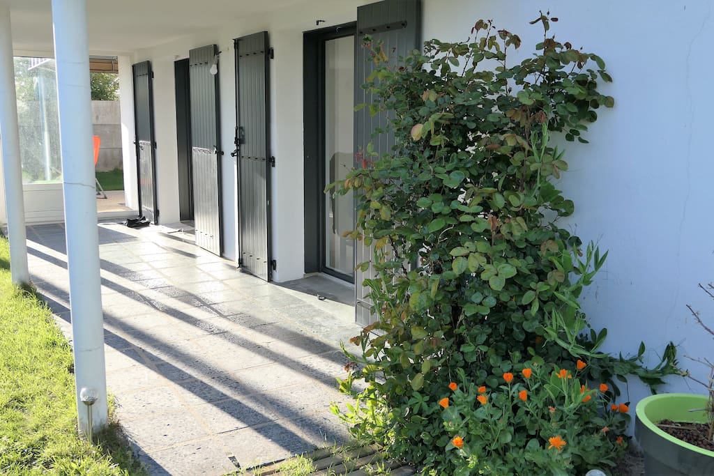 Accès indépendant à l'appartement au rez de chaussée depuis jardin